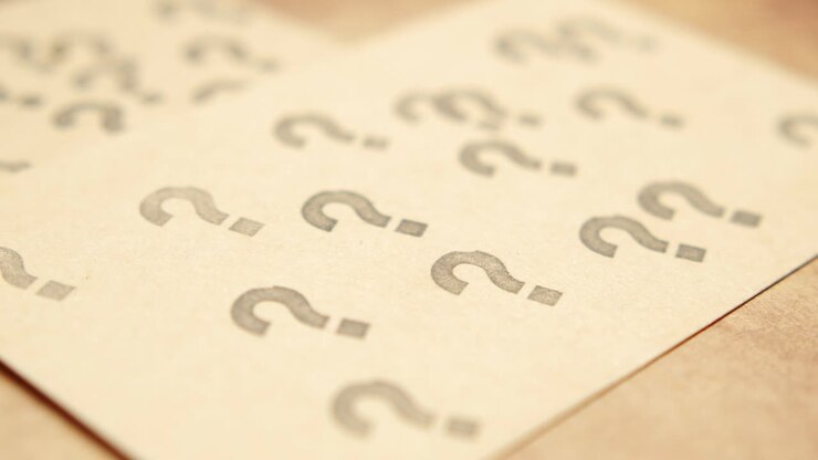 muchos signos de interrogación en papel marrón