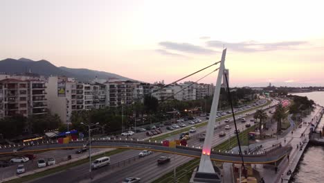 Imágenes-De-Drones-Del-Puente-De-Izmir-Con-Vista-Aérea-Al-Atardecer-Mientras-El-Tráfico-Fluye