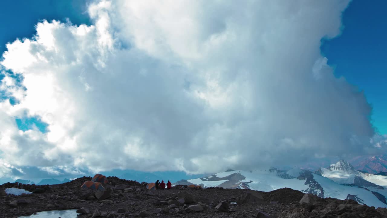 클라이머 1과 함께 캠프에서 아콩카과 타임랩스 레이싱 클라우드