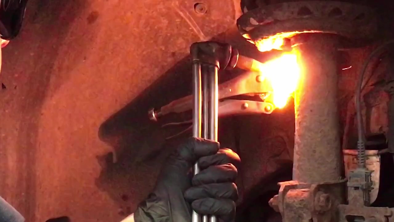 Technik zahřívá zadřenou součást vozidla