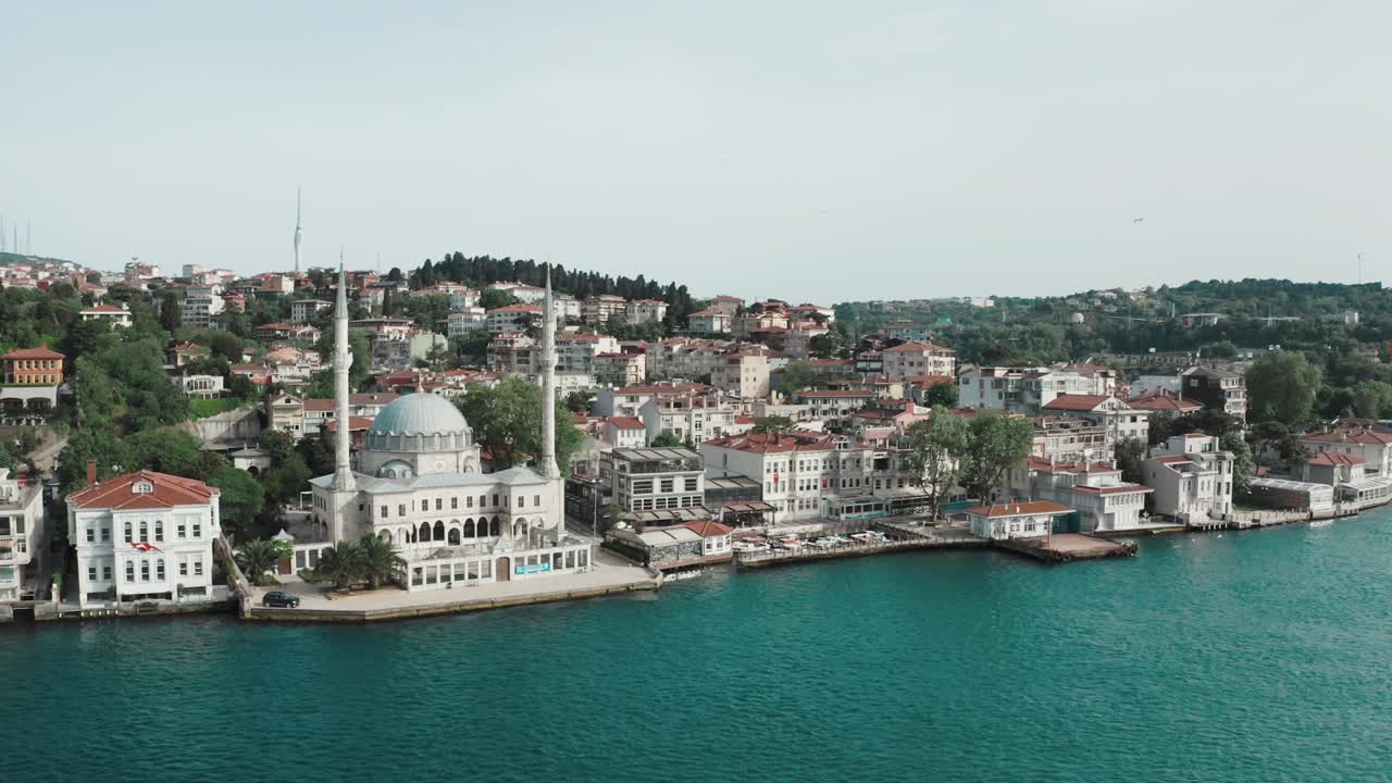 İstanbul'daki Beylerbeyi Camii'nin havadan görünümü.