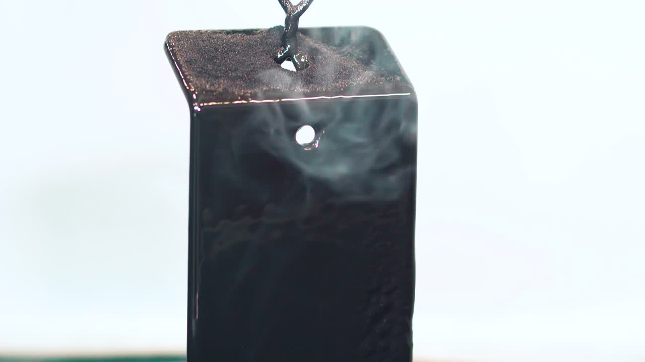 테프론 코팅이 굳어짐에 따라 새롭게 열처리된 분말 코팅이 냉각됩니다.