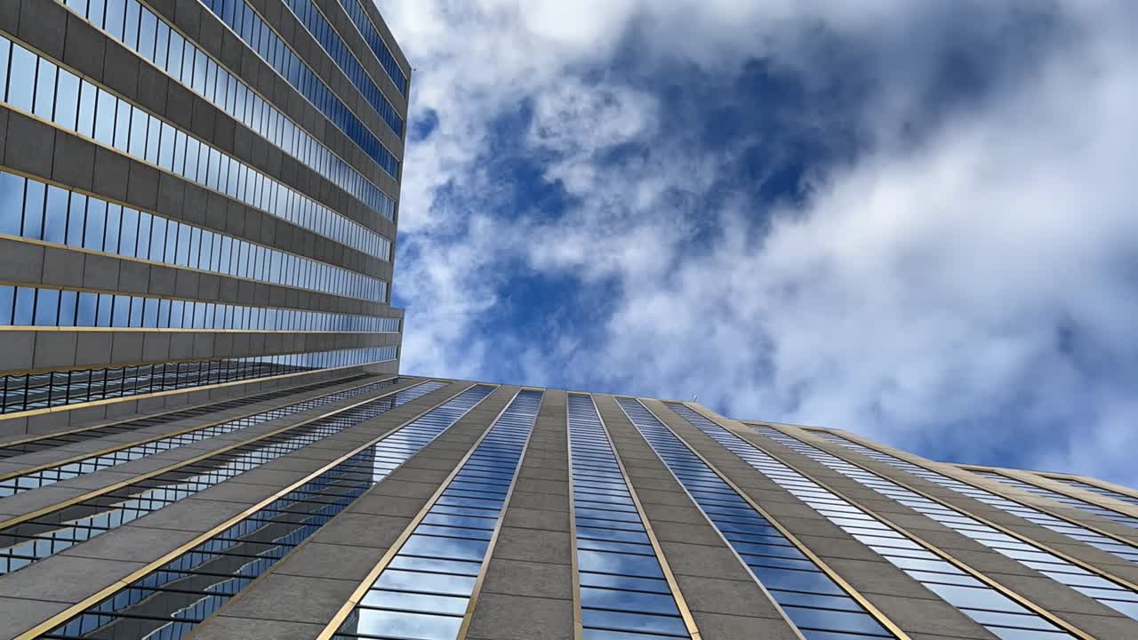 cielos azules y nubes blancas que se reflejan en el exterior de vidrio de un edificio de hotel en reno, nevada, estados unidos