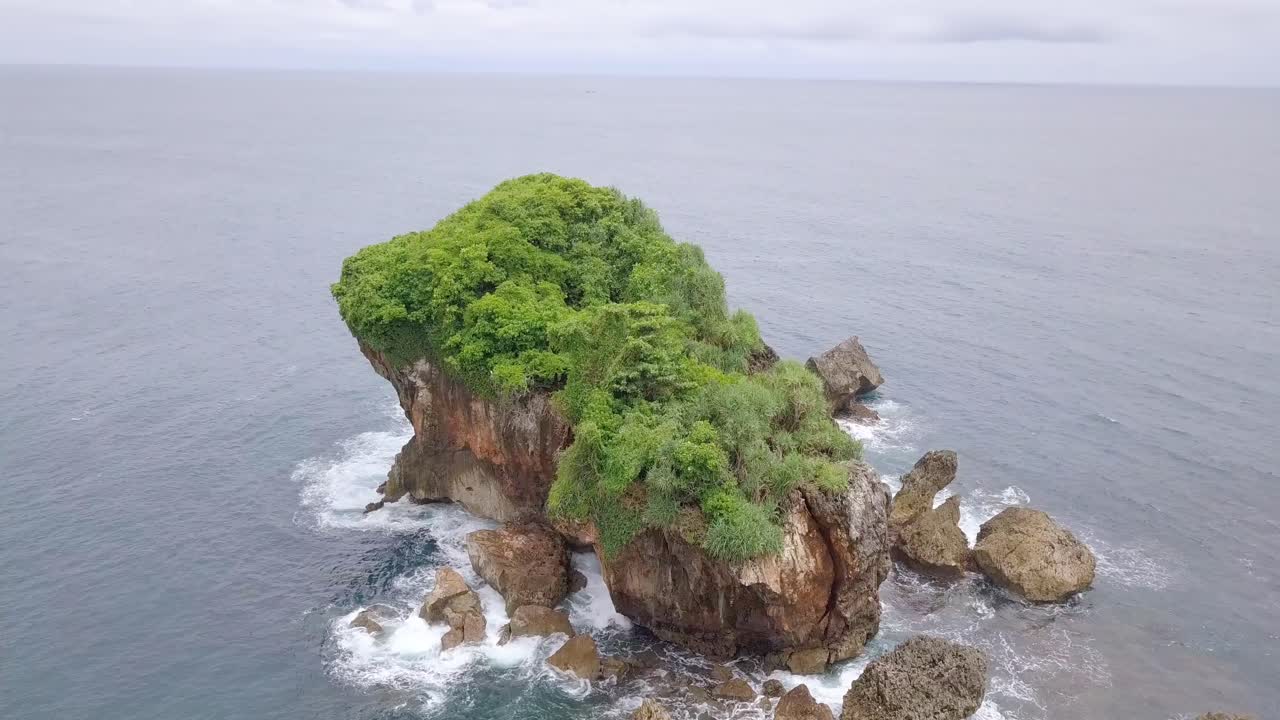 el agua del mar se ve azul con algunas rocas pequeñas visibles