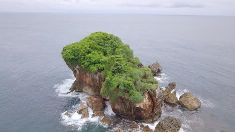 El-Agua-Del-Mar-Se-Ve-Azul-Con-Algunas-Rocas-Pequeñas-Visibles