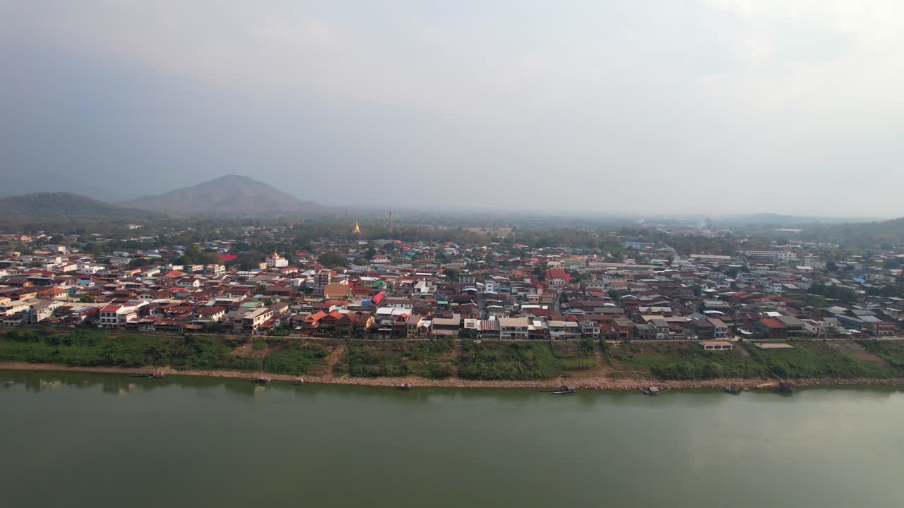 increíble paisaje aéreo del río mekong y casas de residentes en el distrito de chiang khan en tailandia
