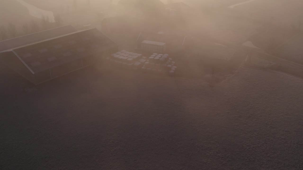 두꺼운 안개, 공기와 함께 마법의 안개 아침 동안 네덜란드 농장