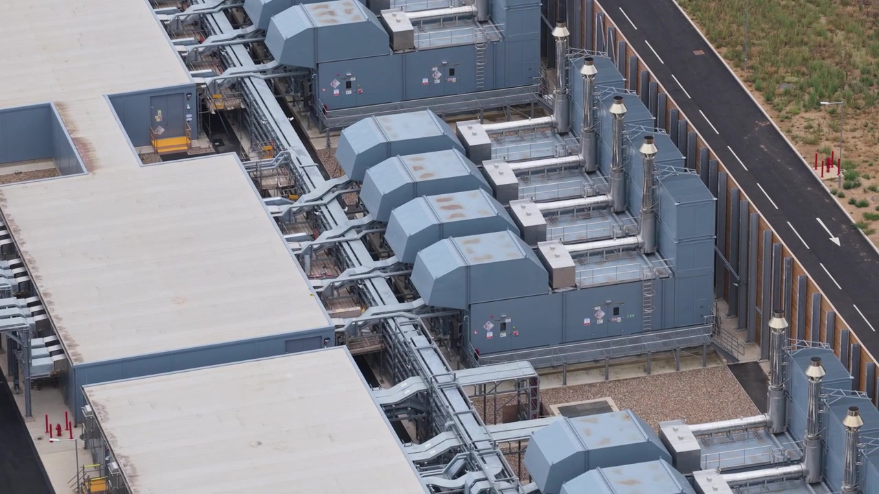 Unità di raffreddamento esterne e ventilazione regolano le temperature interne in un moderno data center per mantenere l'efficienza computazionale.