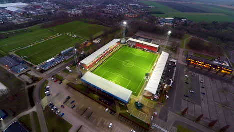 Wegfliegen-Vom-Fußballstadion-Mit-übenden-Fußballspielern