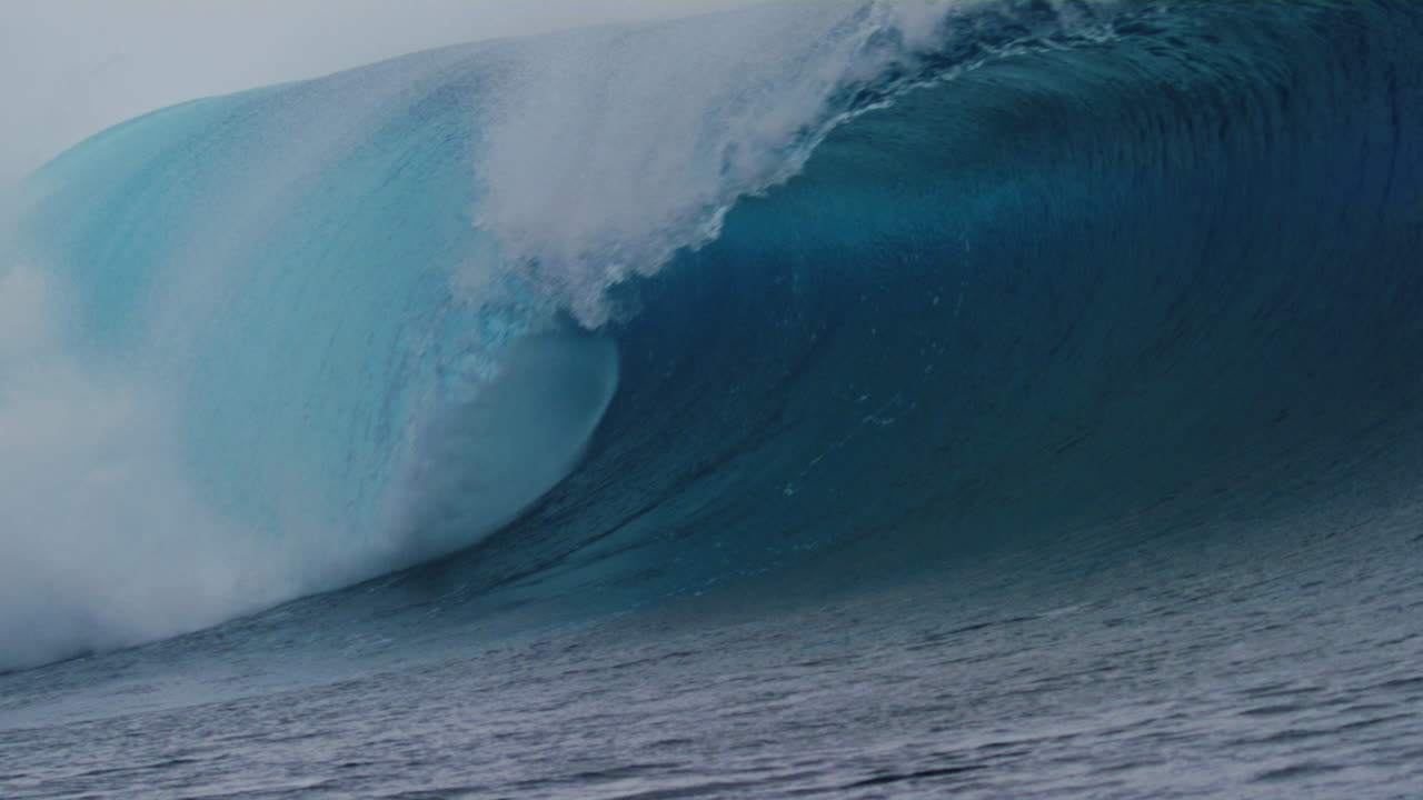 majestuosa poderosa ola del océano barril y chocar en cal blanca con vista hacia abajo barril, cloudbreak fiji, cámara lenta