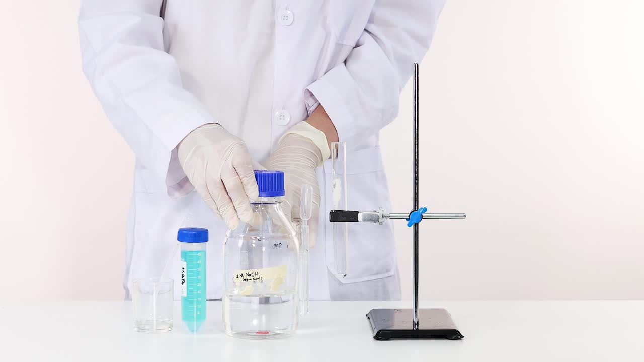 el científico lleva a cabo la reacción naoh en el laboratorio