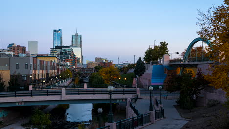 Lapso-De-Tiempo-De-Día-A-Noche-De-Personas-Borrosas-Caminando-Por-El-Sendero-Cherry-Creek-En-Denver,-Colorado