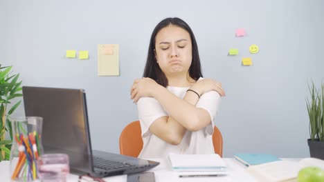 La-Estudiante-Con-Dolor-En-Las-Articulaciones-Está-Cansada-Y-Lenta.