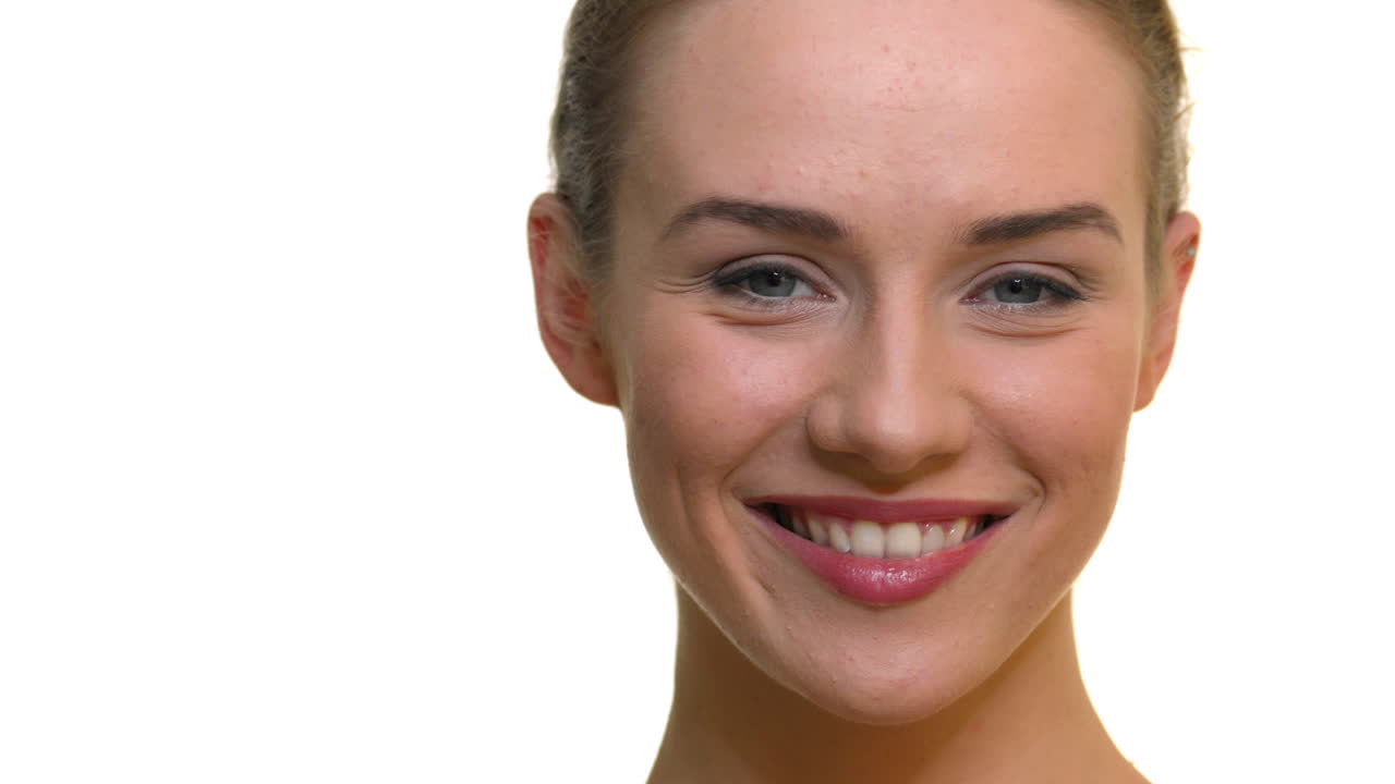 primer plano de mujer rubia sonriente