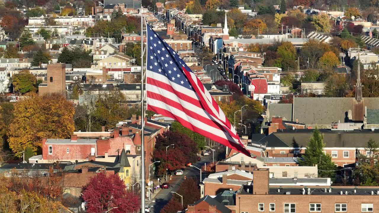 Bandiera americana che sventola in una città americana durante l'autunno