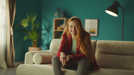 una mujer feliz sonriendo a la cámara.