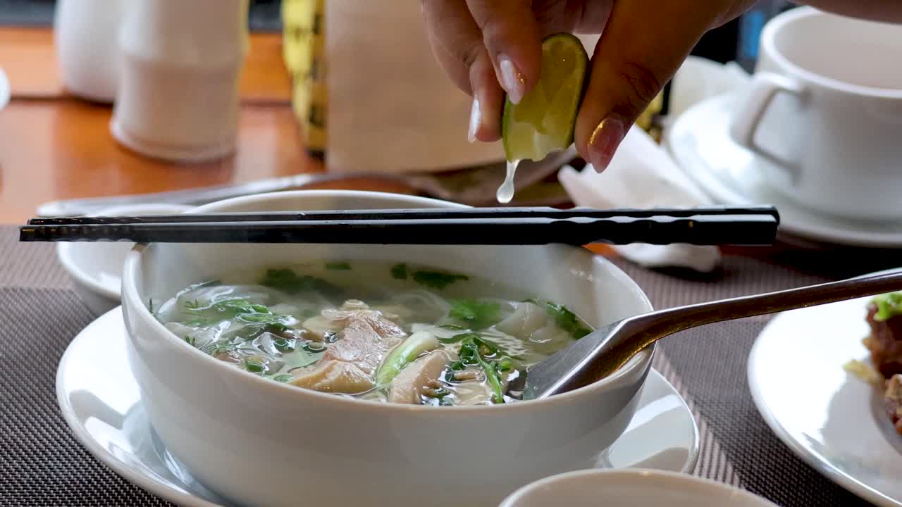 레몬 을 누들 수프 가 있는 그 에 러 넣는 것