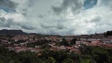 lapso de tiempo de las nubes contra un cielo azul que pasa por encima de la ciudad minera colonial ouro preto en minas gerais, brasil, convirtiéndose en una cubierta de nubes oscuras