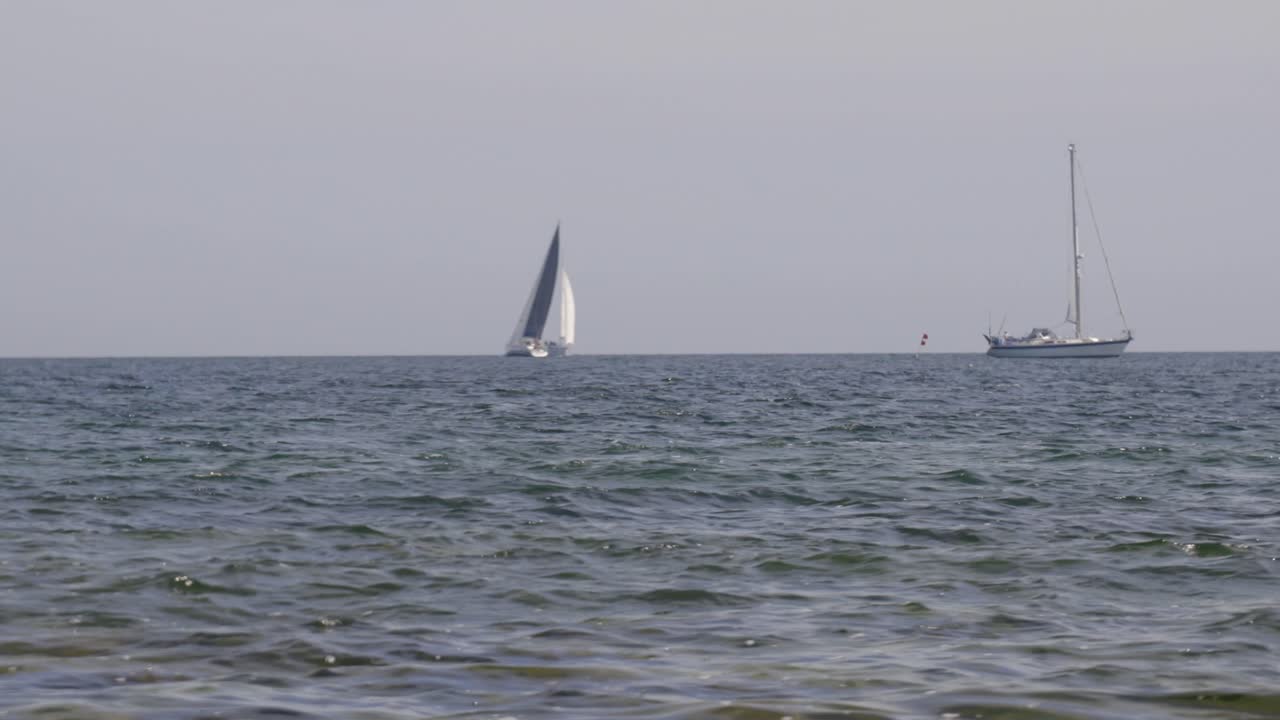 독일의 ruegen rügen에 있는 분필 절벽, 아름다운 화창한 날에 mecklemburg vorpommern