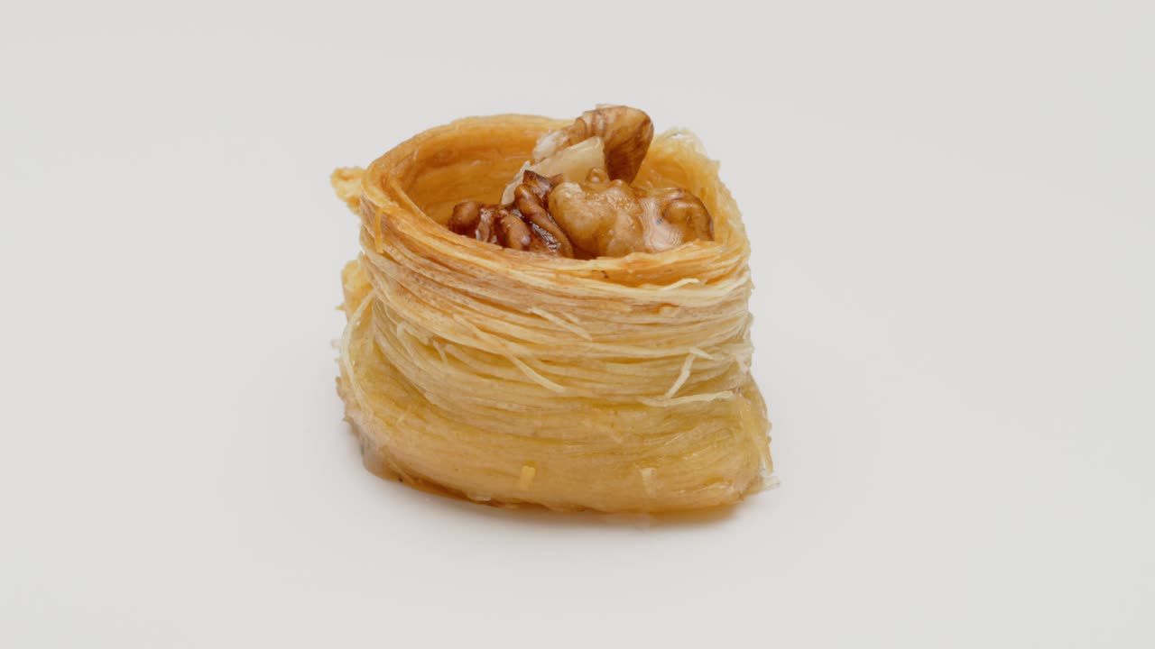 Torta Baklava turca isolata su sfondo bianco