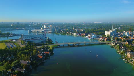 Vista-Aérea-Del-Pueblo-Histórico-Con-Antiguos-Molinos-De-Viento-Al-Amanecer-En-Zaanse-Schans,-Países-Bajos