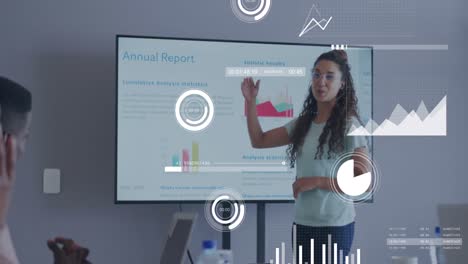 animación del procesamiento de datos sobre diversas personas de negocios en la oficina