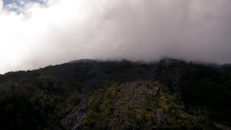 Volcán-Monte-Agung-Cubierto-De-Densas-Nubes-Durante-El-Amanecer-En-Bali,-Indonesia