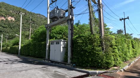 secuencia de un poste de servicios públicos cayendo y siendo reparado.