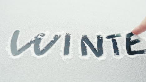 invierno escrito en nieve en el parabrisas del coche, temporada de clima frío