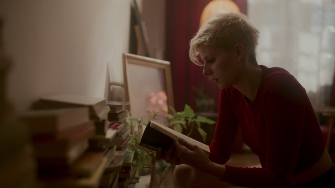 집에서 책을 읽는 여자