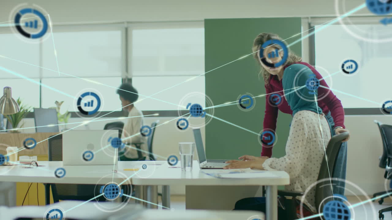animación de la red de conexiones con íconos sobre diversas colegas femeninas que usan computadora portátil en la oficina