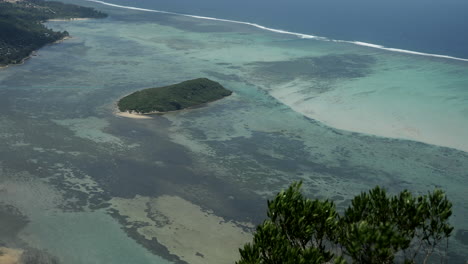 plano general natural que muestra un colorido patrón oceánico en el fondo del mar en un día ventoso
