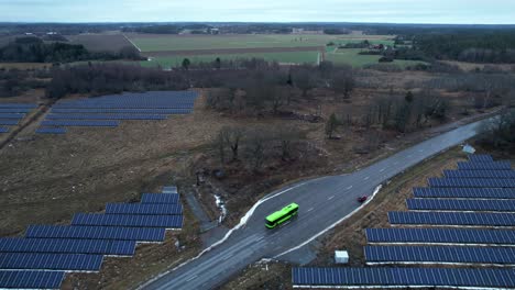 parque solar y autobús eléctrico en carretera, infraestructura verde en el norte del hemisferio, revelación aérea