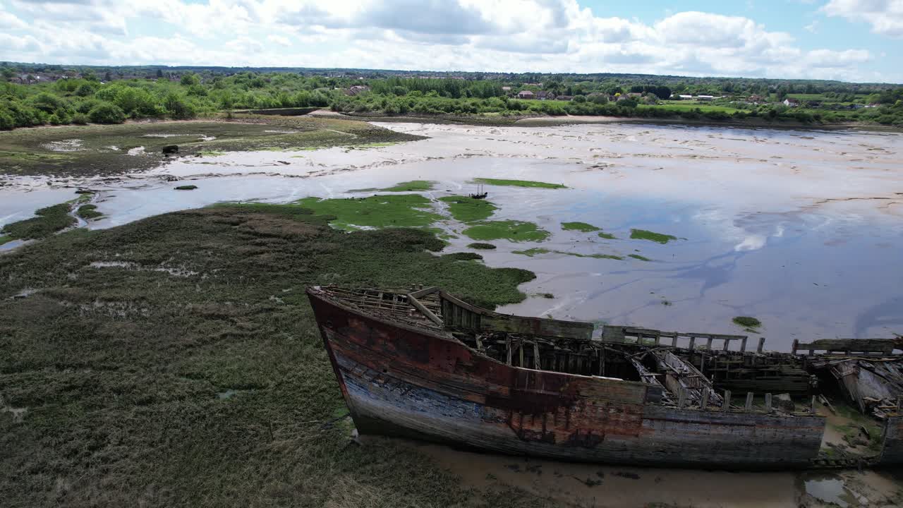 naufragio en las marismas del río medway kent uk drone vista aérea