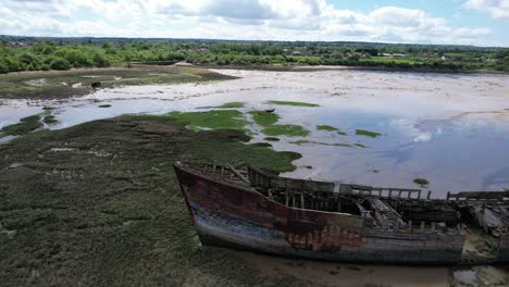 Schiffswrack-Auf-Salzwiesen-Fluss-Medway-Kent-Uk-Drohne-Luftbild