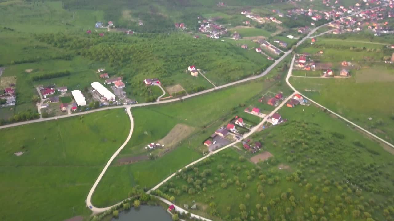 vista aérea de un estanque de pesca cerca de una ciudad, transilvania, rumania