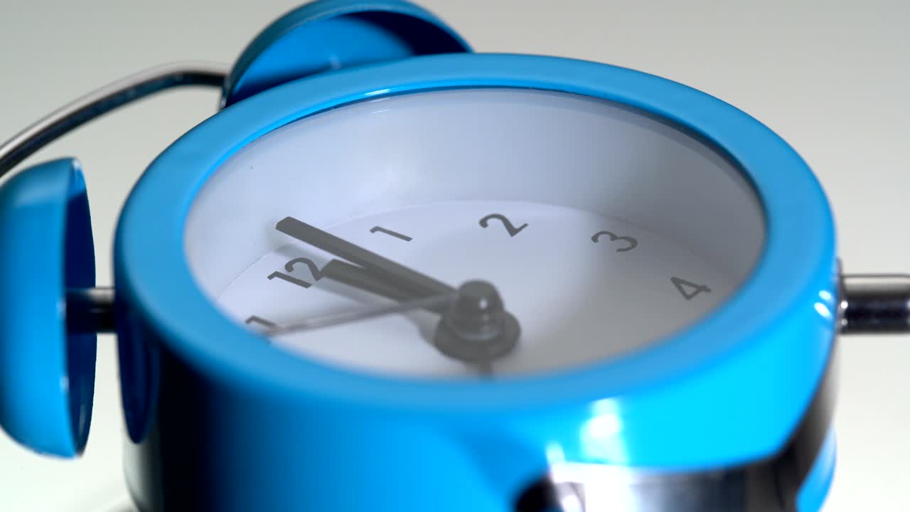 색 배경 에 있는 알람 시계