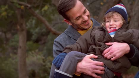 padre e hijo jugando juntos