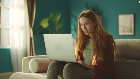 mujer sonriente trabajando en una laptop