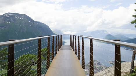 plataforma de observación de rampestreken con vistas al fiordo en medio de la cordillera en aandalsnes, noruega