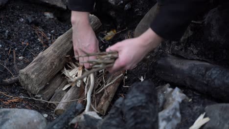 Colocar-Maderas-En-El-Pozo-De-Fuego