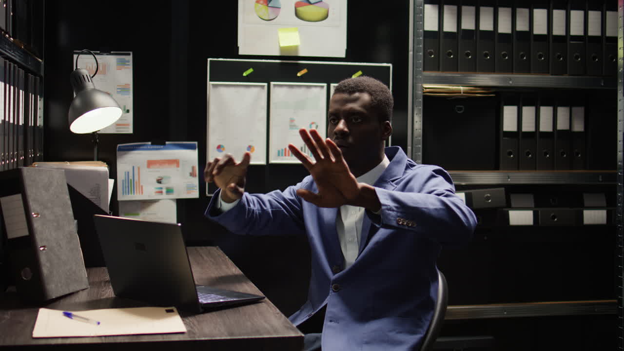 Homme travaillant au bureau avec un ordinateur portable et des fichiers