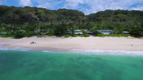 Schöne-Familie-Am-Weißen-Sandstrand,-Der-Im-Sommer-An-Der-Nordküste-Von-Oahu-In-Hawaii-Spielt-Und-Spaß-Hat