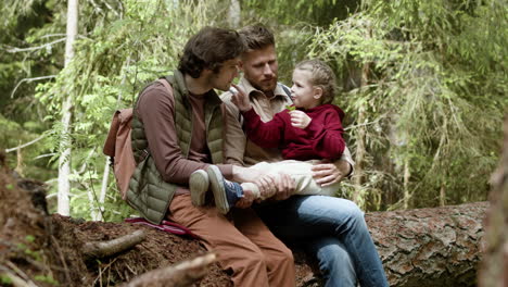 Familia-Disfrutando-Del-Tiempo-Juntos-En-La-Naturaleza