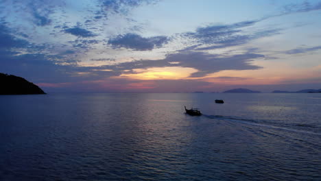 Imágenes-Aéreas-De-Un-Barco-De-Cuento-Navegando-Hacia-La-Puesta-De-Sol-Entre-Otros-Barcos