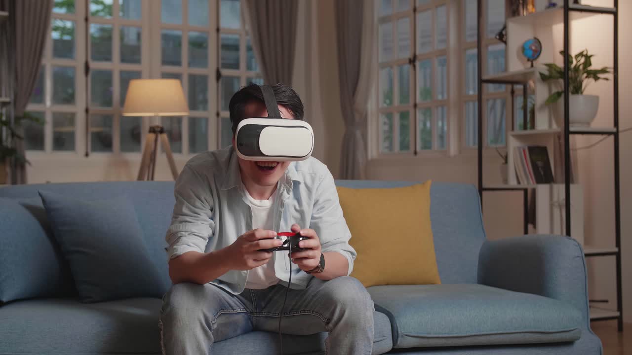 Giocatore molto felice di aver vinto il videogioco, che indossa visori VR e gioca a casa.