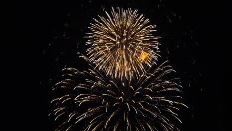 Beeindruckende-Slowmo-Vorführung-Von-Pyrotechnik-Bei-Nacht-Auf-Dem-Festival-In-Kagoshima,-Japan