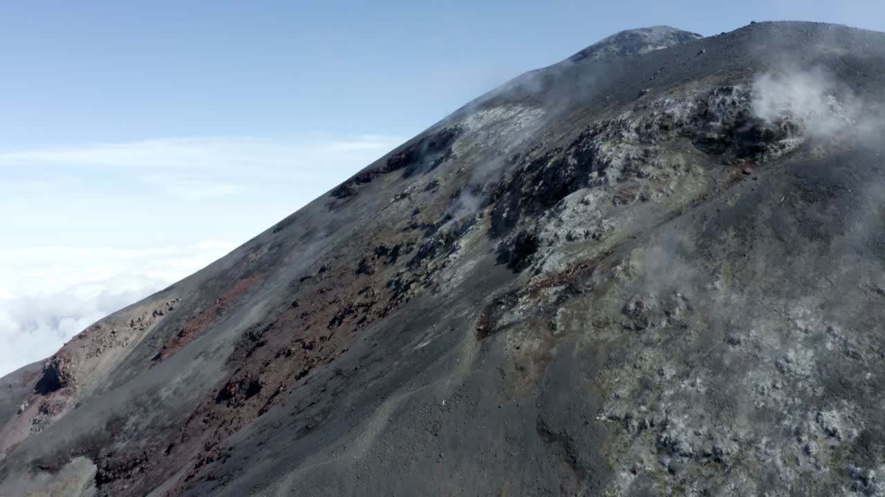 la naturaleza de un paisaje volcánico: alejándose de las humedades calientes que dejan el volcán para mostrar la cima del volcán tungurahua en los andes de ecuador, américa del sur