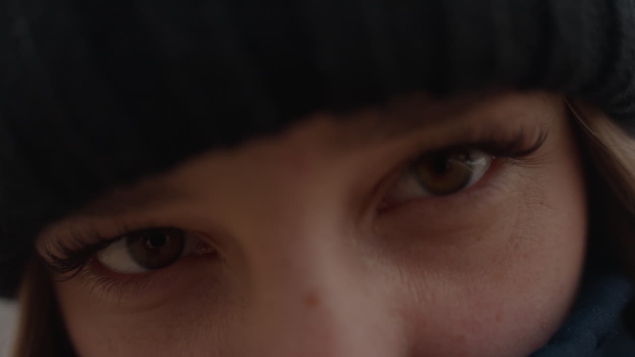 자신감을 보여주는 도시적 초점, 강점과 우아함을 강조하는 친밀한 도시 풍경 사진, 섬세한 초상화 기법을 통해 여성의 자신감과 잔잔한 감정을 담아낸 생생한 도시 풍경