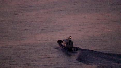 Police-boat-with-lights-flashing